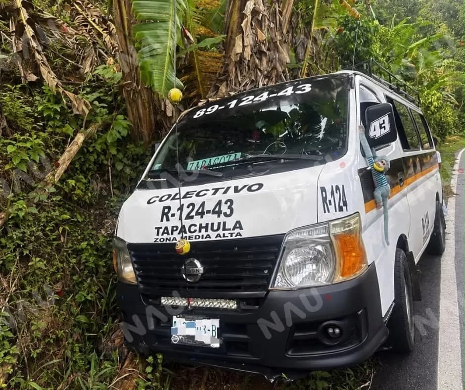 Combi de transporte público presenta presunta falla mecánica en la zona alta de Tapachula; no se reportan lesionados