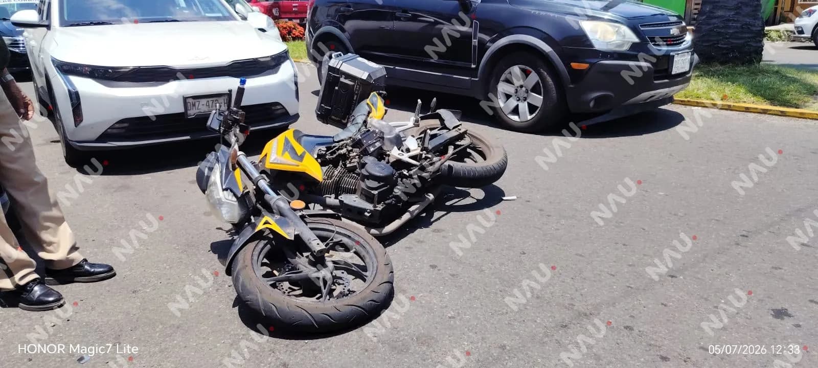 Choque entre automóvil y motocicleta provoca carambola en la 2ª Oriente de Tapachula
