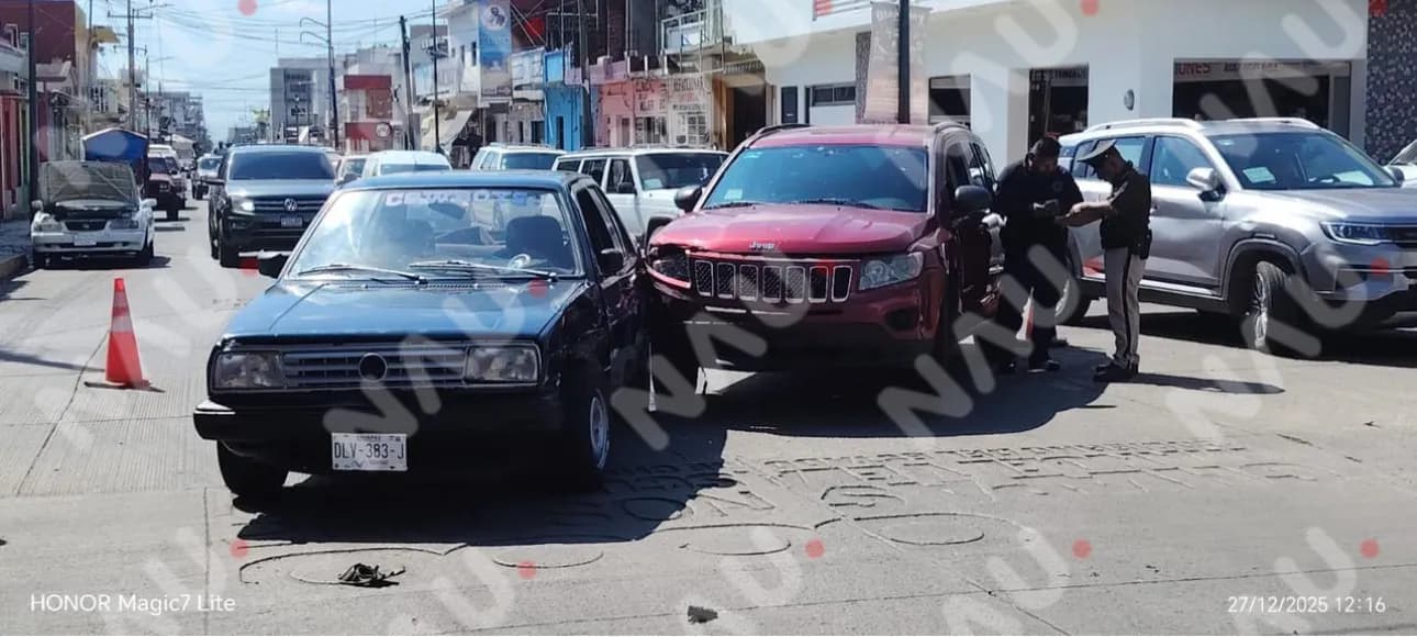 Choque entre dos vehículos deja solo daños materiales en Tapachula