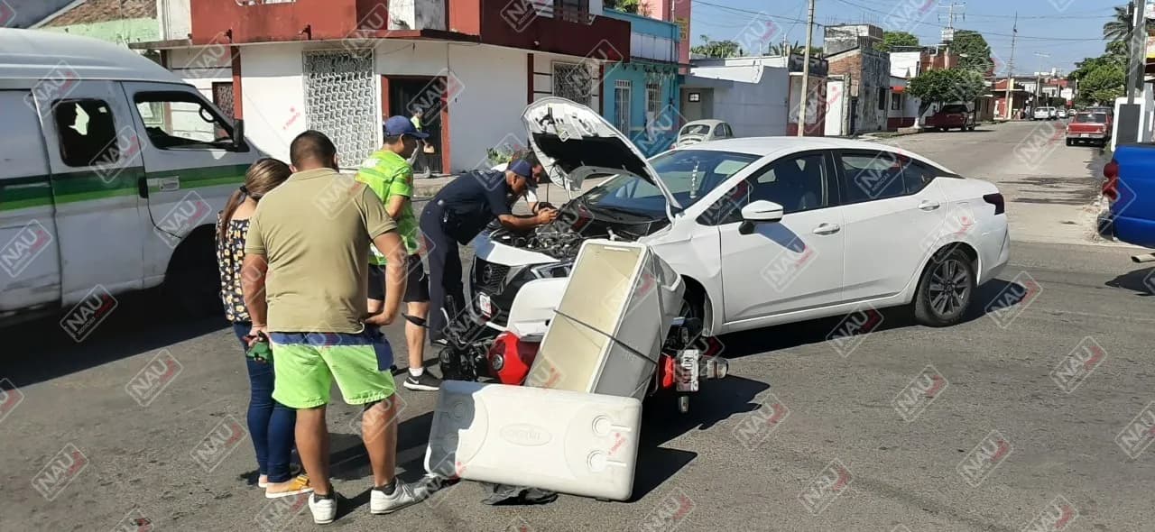 Choca vehículo y motociclista