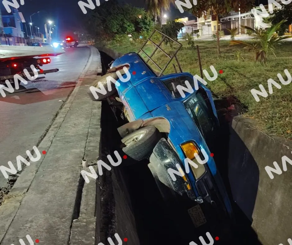 Cae camioneta a dren pluvial en la 7ª Avenida Sur Parvial; conductor resulta lesionado