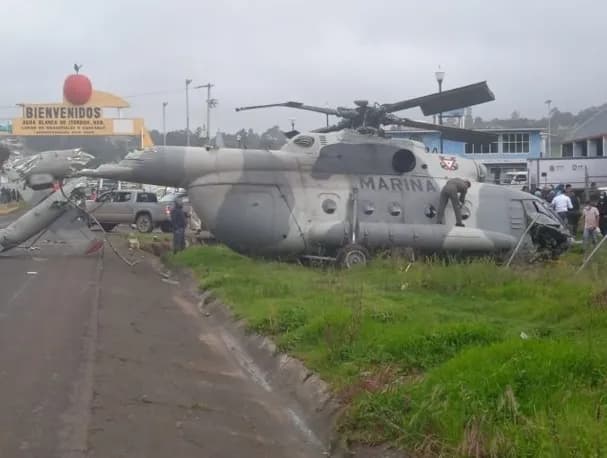 Helicóptero de la Marina se desploma en el municipio de Agua Blanca, Hidalgo.