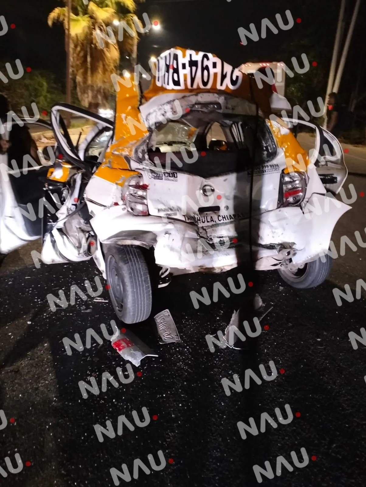 Aparatoso choque entre autobús y taxi deja un herido y daños materiales
