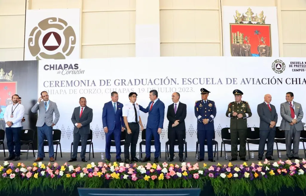 Rutilio Escandón felicita a la primera generación graduada de la Licenciatura en PC y Piloto Aviador de la Enaproc