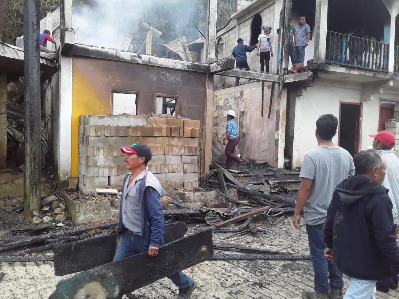 EN PAVENCUL, PC MUNICIPAL ATIENDE A LESIONADOS POR INCENDIO DE CASA HABITACIÓN