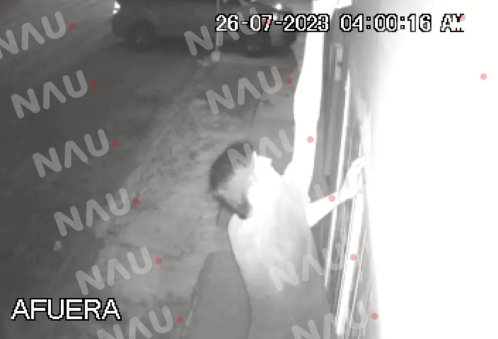 “Vídeo” Capta cámara de seguridad a sujeto que se roba los focos