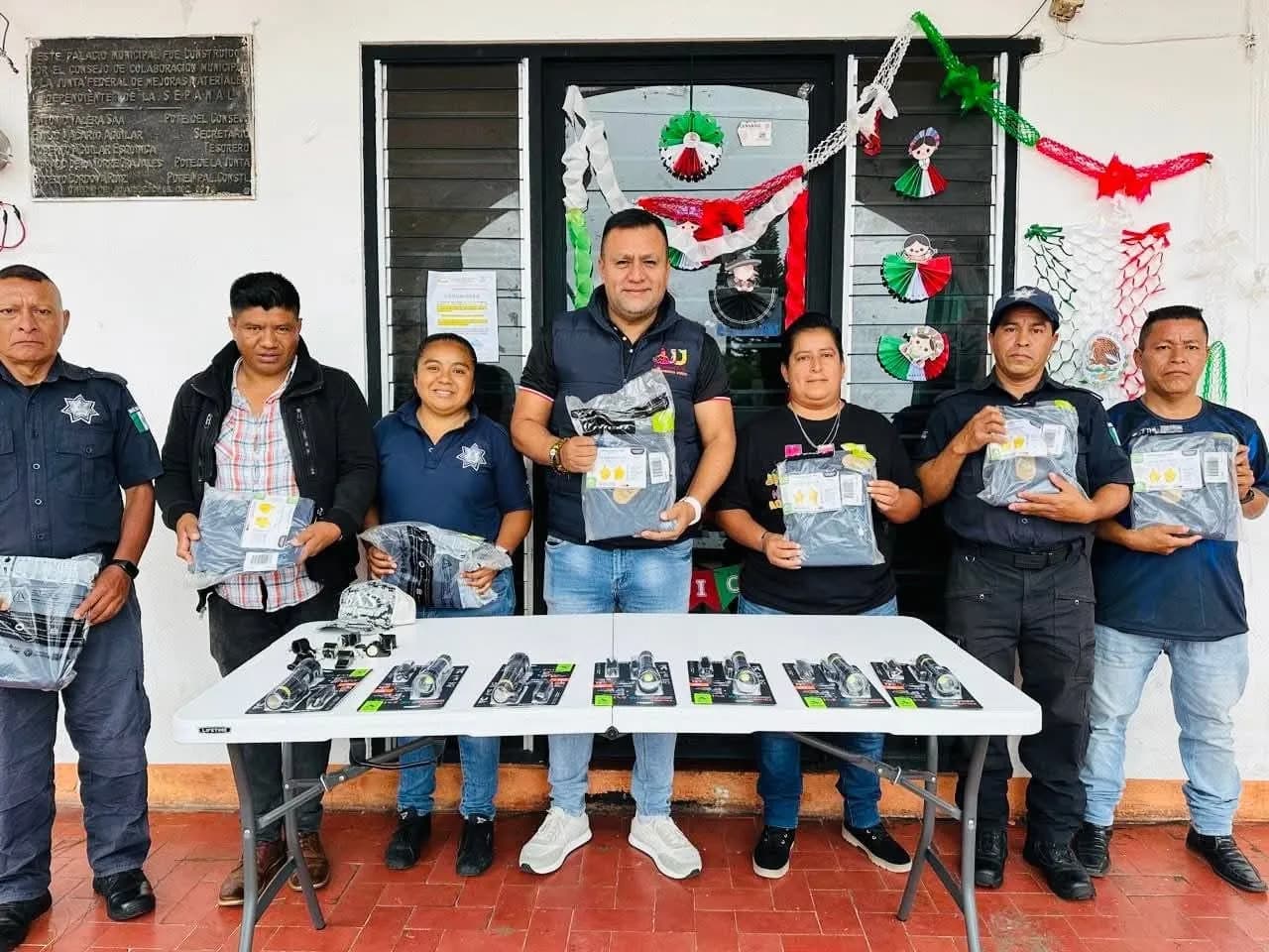 Entrega Fabian Barrios de León equipo de protección a personal de la Dirección de Vialidad Municipal