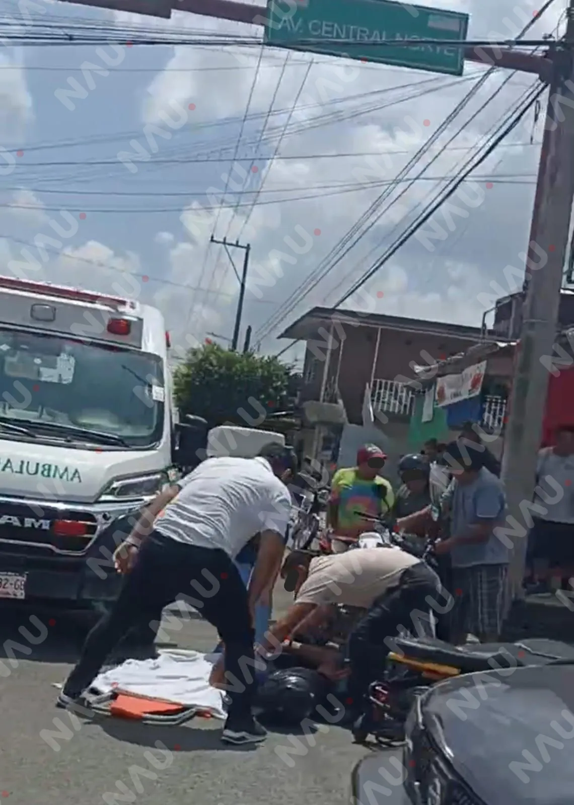 Motorista choca contra ambulancia del IMSS; terminó siendo atendido por paramédicos