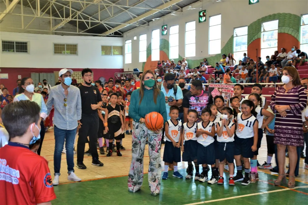 INAUGURA ROSY URBINA TORNEO DE LA LIGA MUNICIPAL INFANTIL DE BASQUETBOL
