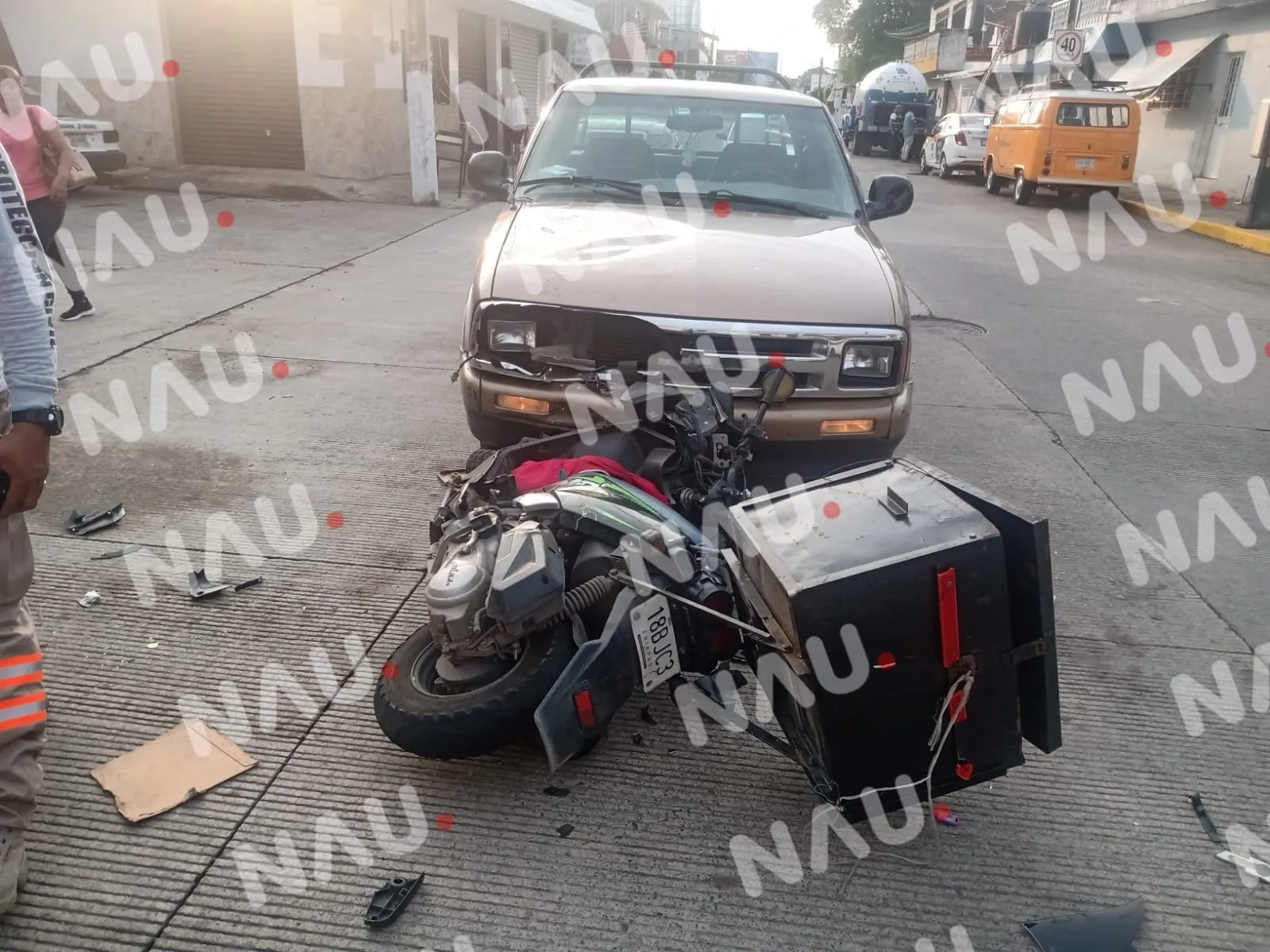 Choque deja a motociclista lesionado