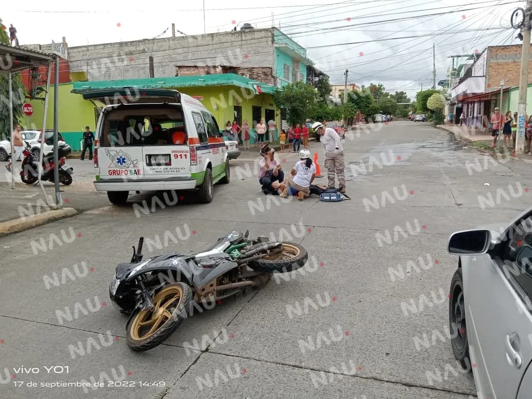 Joven mujer resultó con lesiones al ser arrollada en su motocicleta