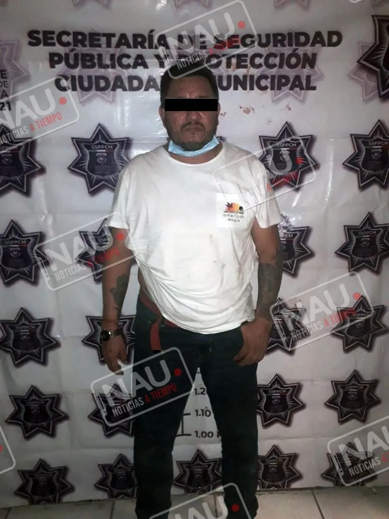 Detienen a sujeto que aventó su carro a policías