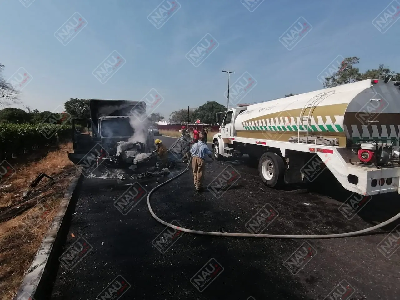 Se incendia vehículo de una marca cervecera en el Libramiento sur oriente