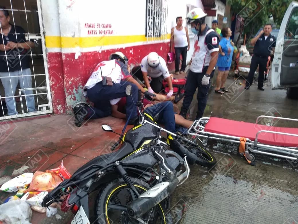 Una pareja resultó con lesiones al ser impactados en la motocicleta que viajaban