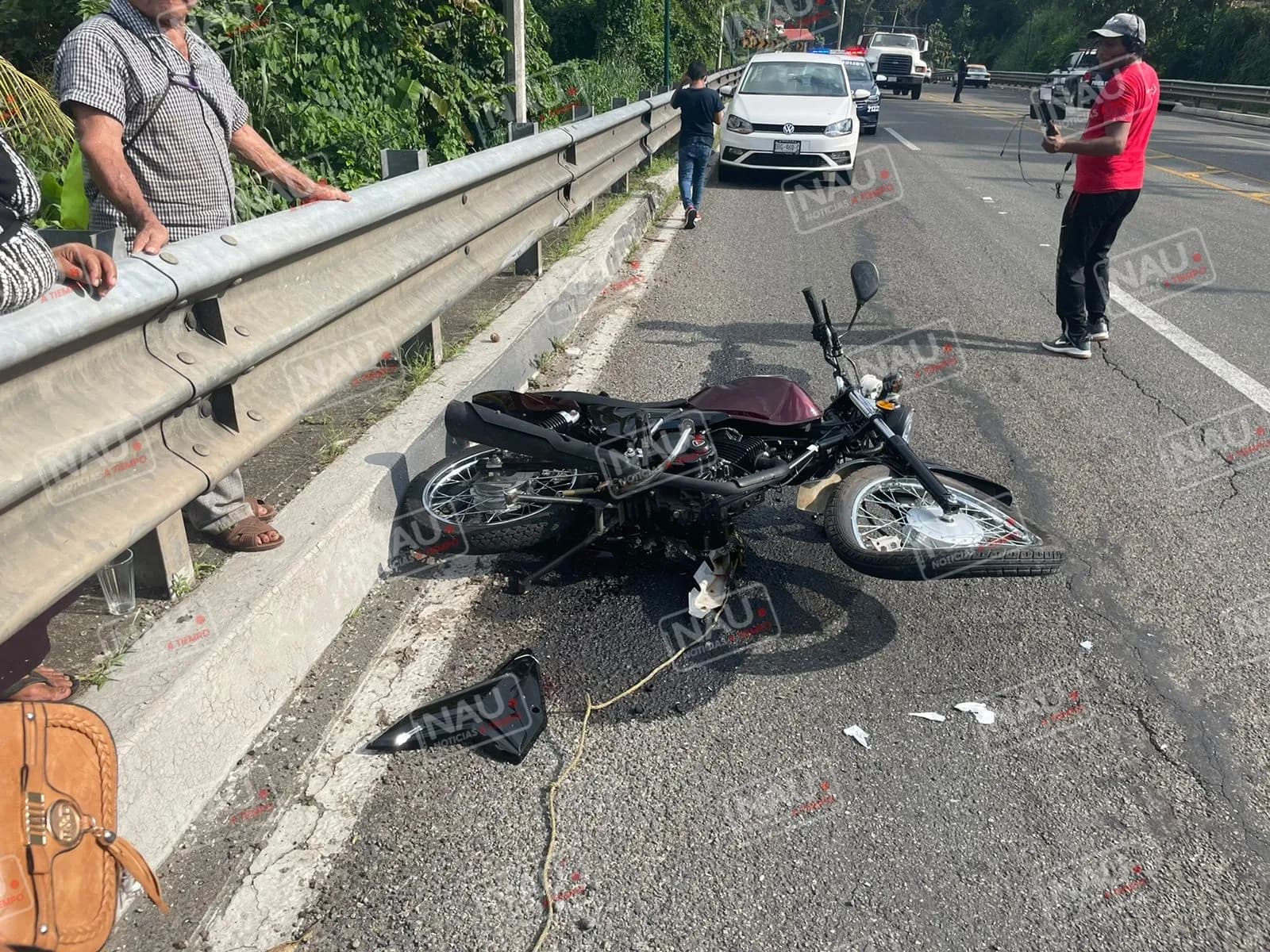 Pareja que viajaba en motocicleta resultó con lesiones