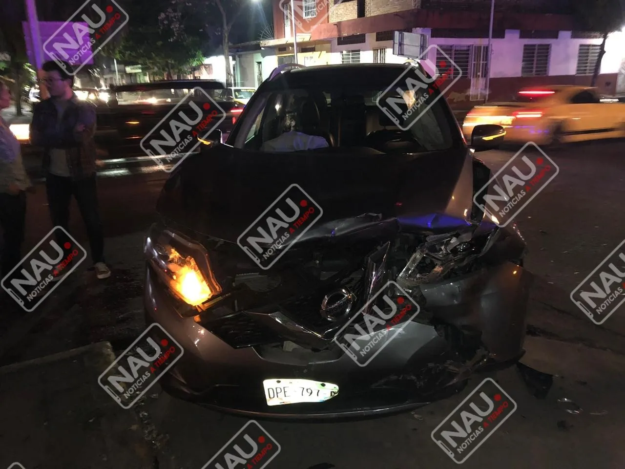 Chocaron en el semáforo del par vial