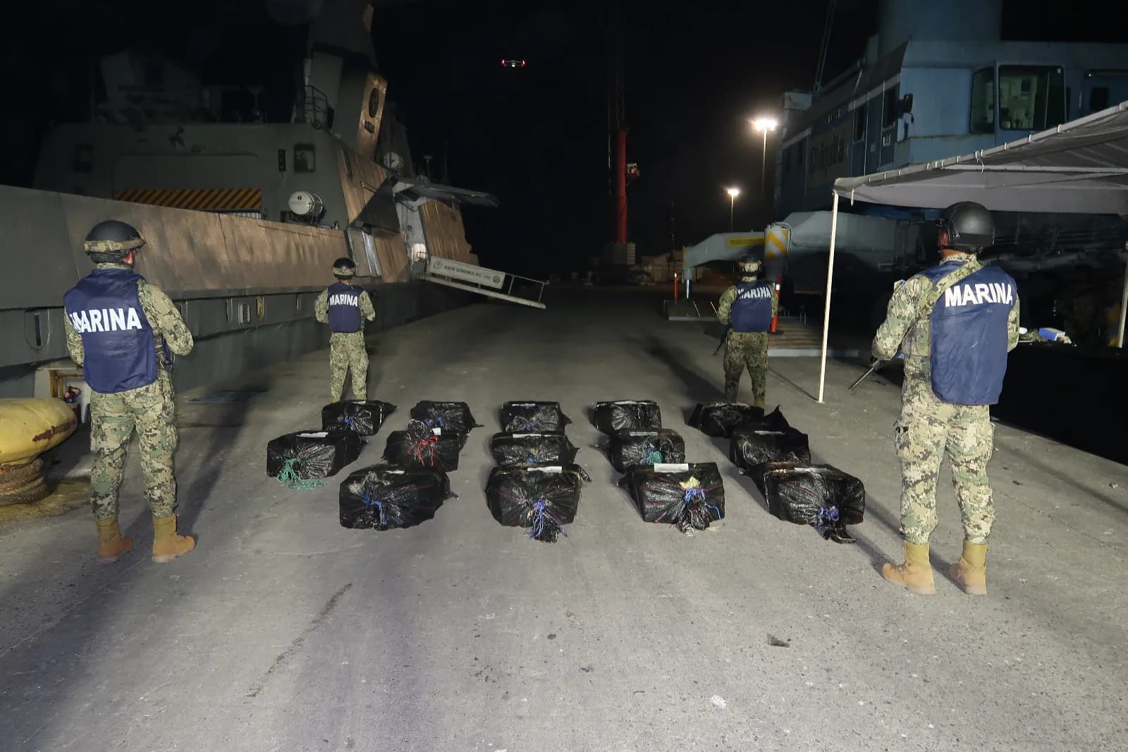 Marina asegura aproximadamente 548 kilogramos de cocaína y 1,992 litros de combustible; asimismo detiene a tres presuntos trasgresores de la ley, al suroeste de puerto Chiapas, Chis.