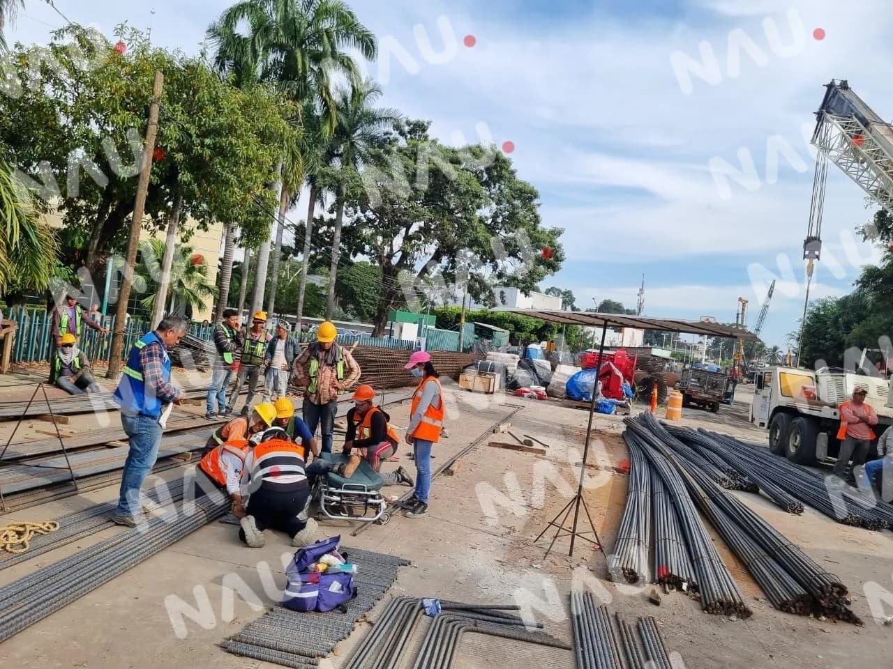 Un empleado haitiano, resultó con lesiones al enterrarse una varilla en la pantorrilla derecha