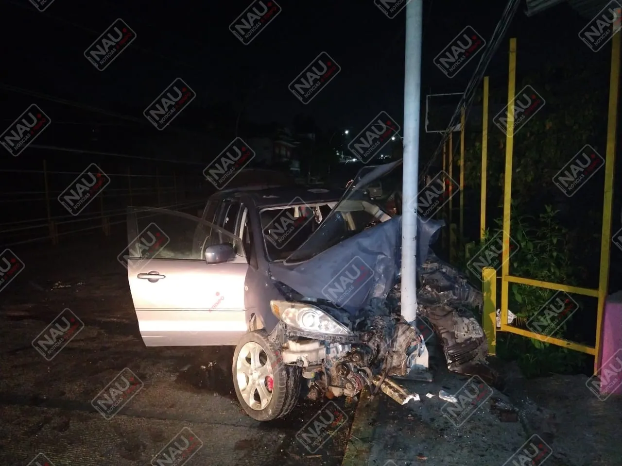 Abandonan vehículo chocado con placas de Guatemala