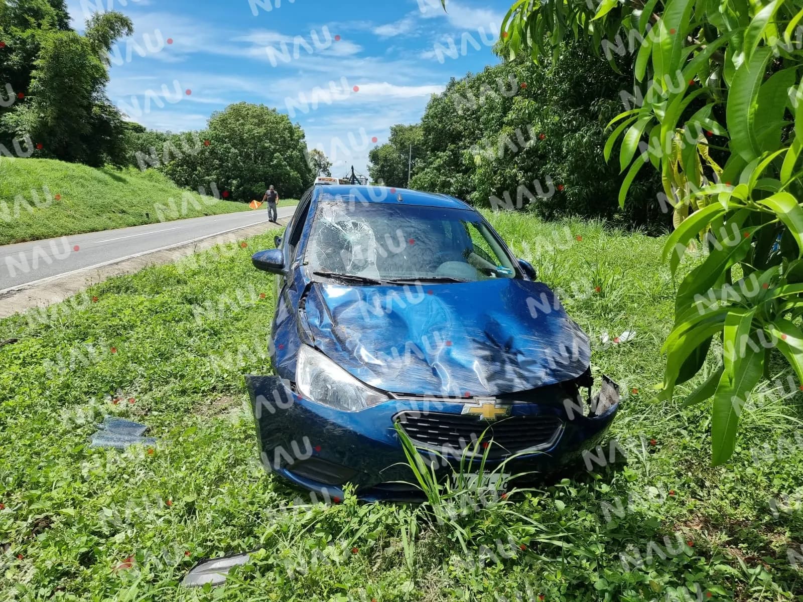 Se volcaron en la carretera Costera