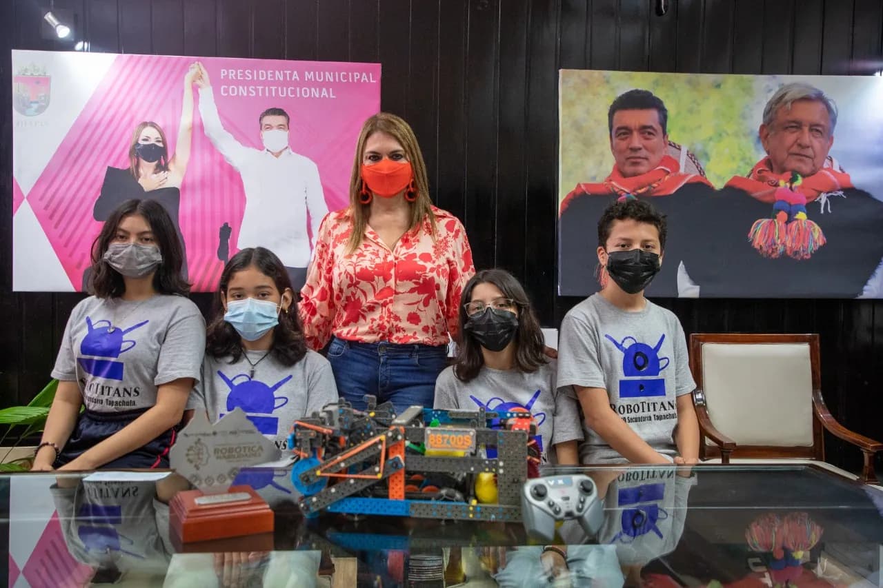 ROSY URBINA APOYA A NIÑOS DEL CLUB ROBOTITANS
