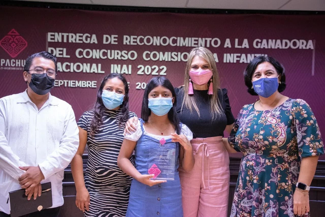 ENTREGA ROSY URBINA RECONOCIMIENTO A COMISIONADA INFANTIL DEL INAI