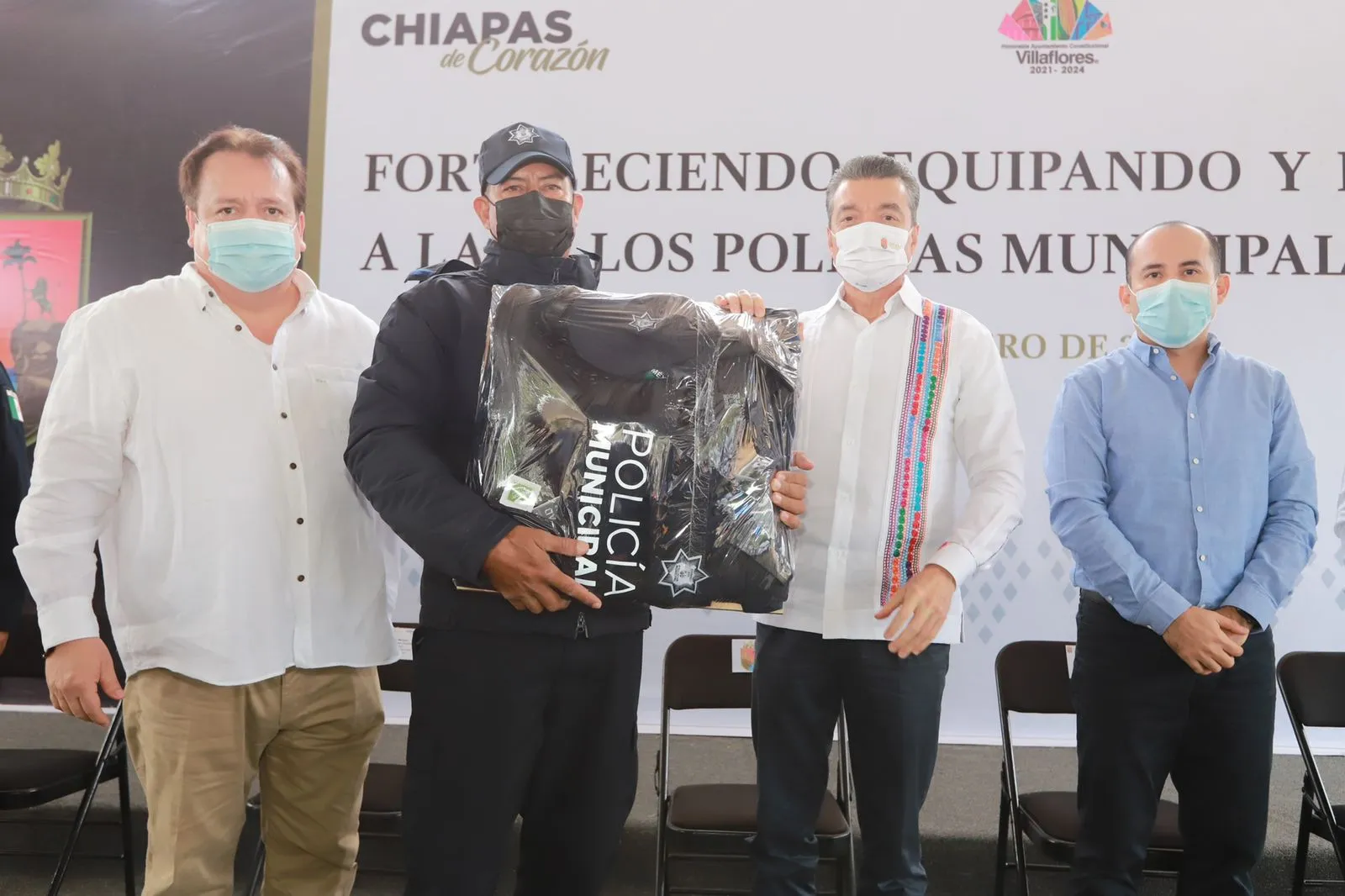 Entrega Rutilio Escandón patrullas, uniformes y equipamiento a la Policía Municipal de Villaflores