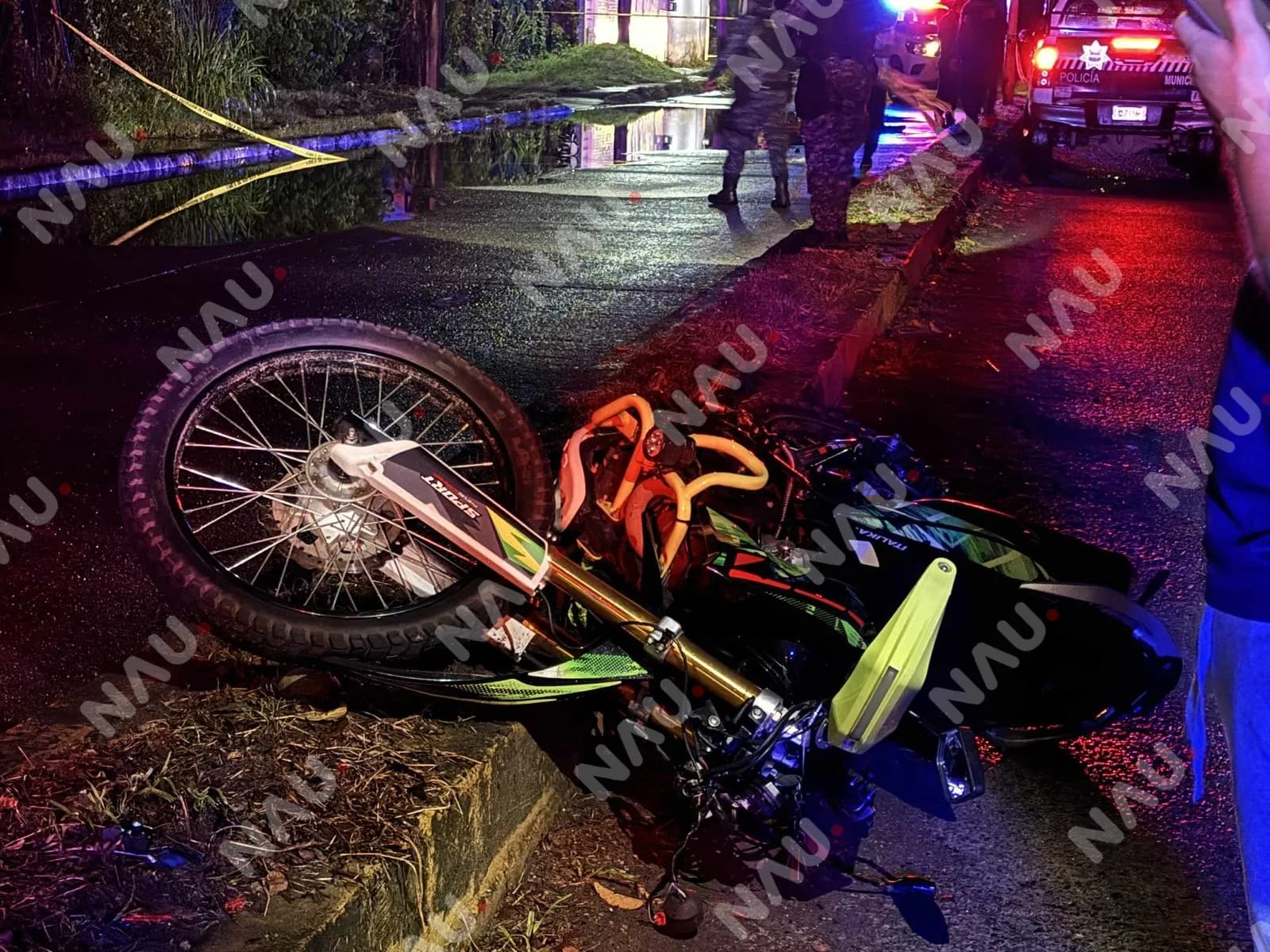 Joven motociclista pierde la vida al estrellarse contra un poste en el boulevard Príncipe Akishino