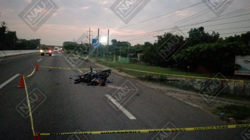 Muere motociclista al ser embestido por un tráiler