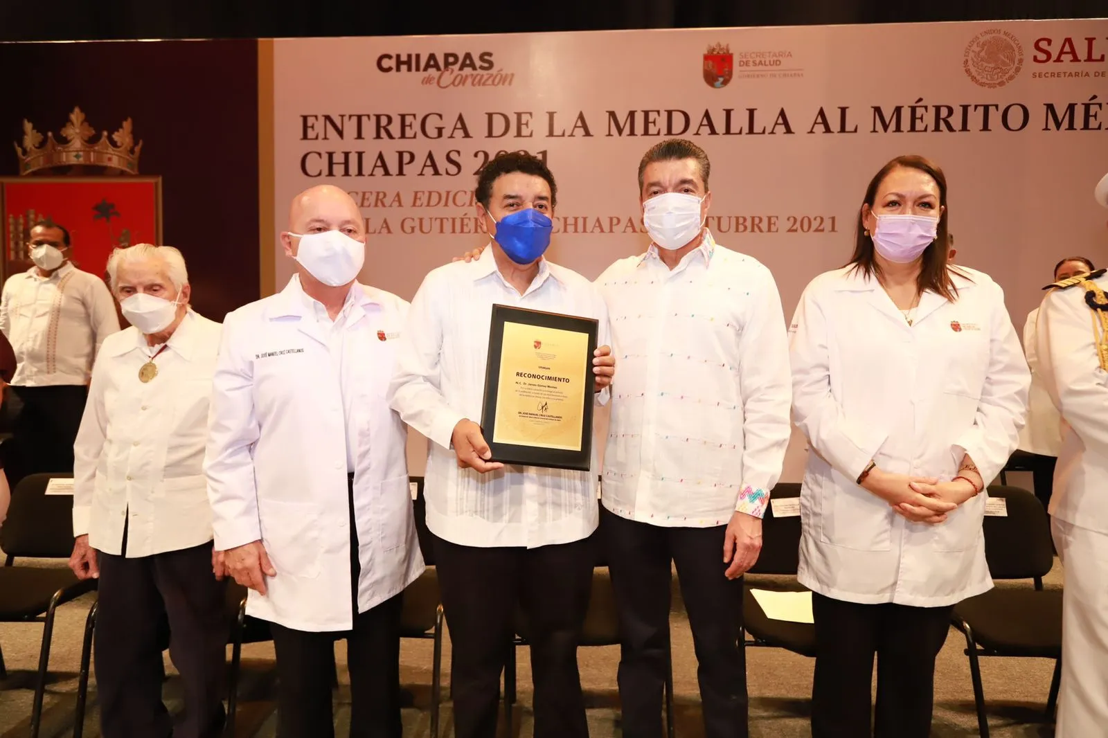 Entrega Rutilio Escandón Medalla al Mérito Médico Chiapas 2021 al doctor José Antonio Córdova Domínguez