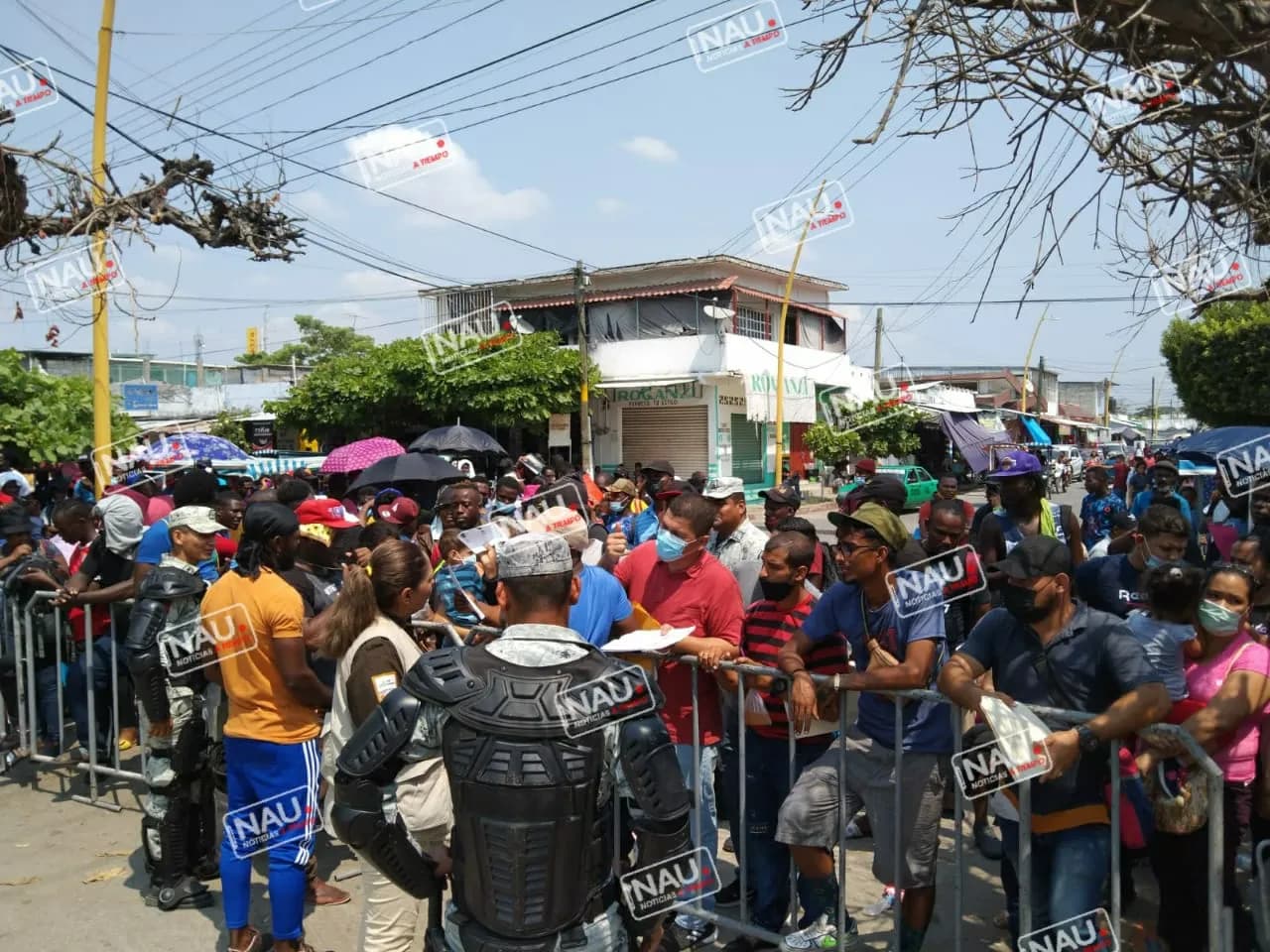 Migrantes obtienen tarjetas por razones humanitarias.