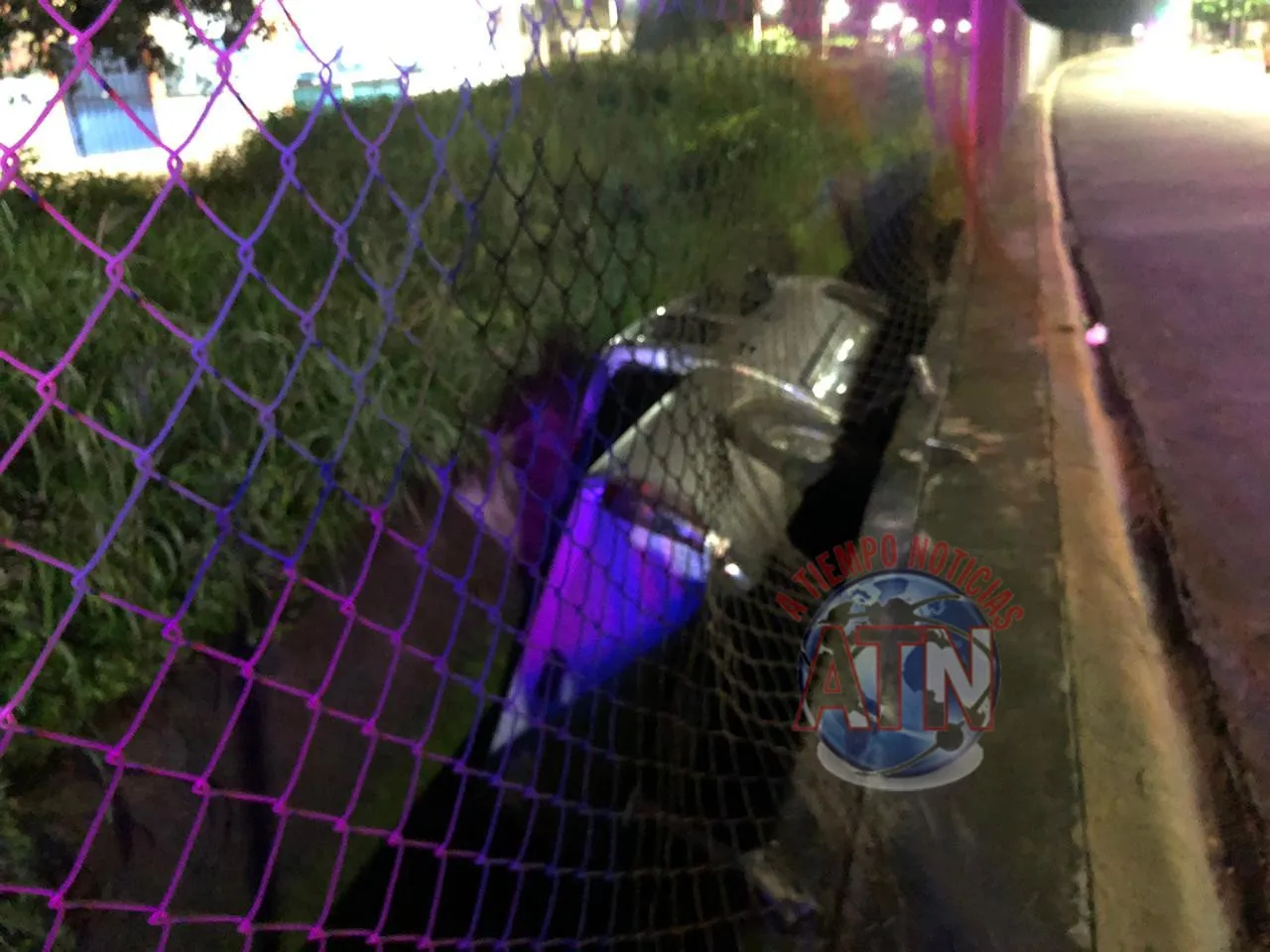 Abandonan vehículo en el dren pluvial