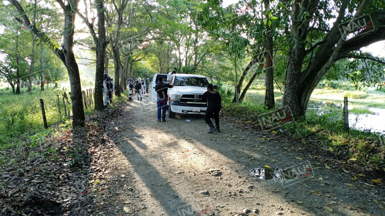 Fueron dos camionetas baleadas por la Guardia Nacional.