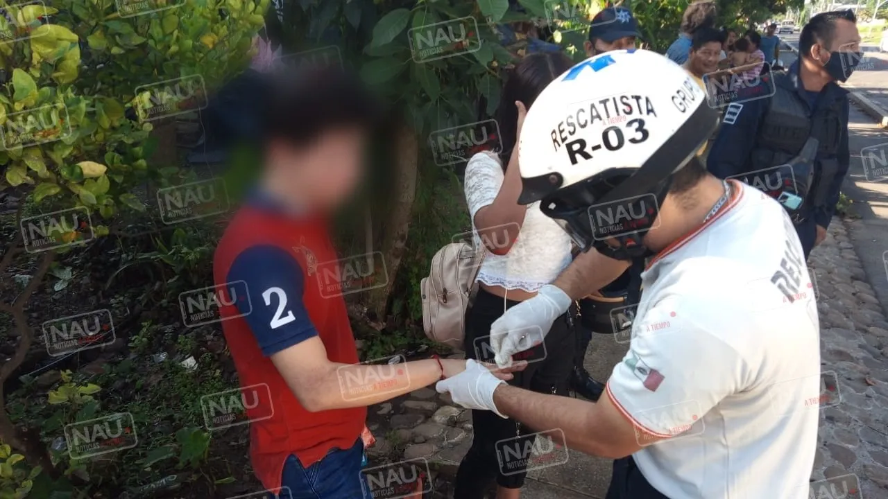 Atiende SAE a dos personas que se accidentaron en Motocicleta