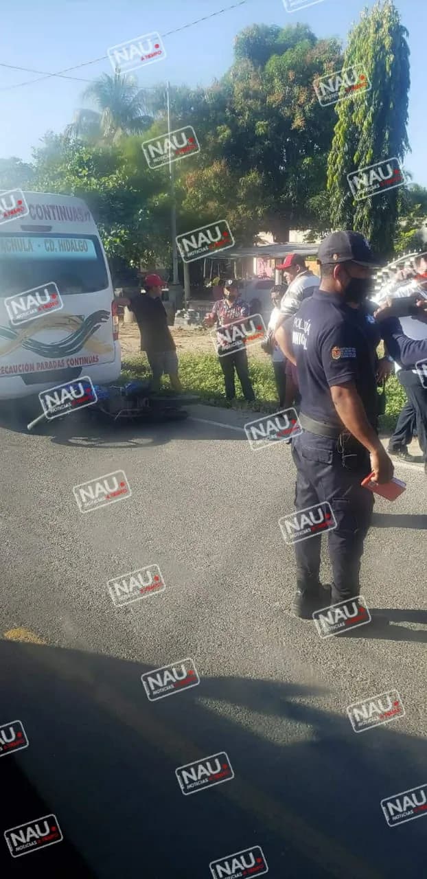 No guardó su distancia y chocó contra una combi.