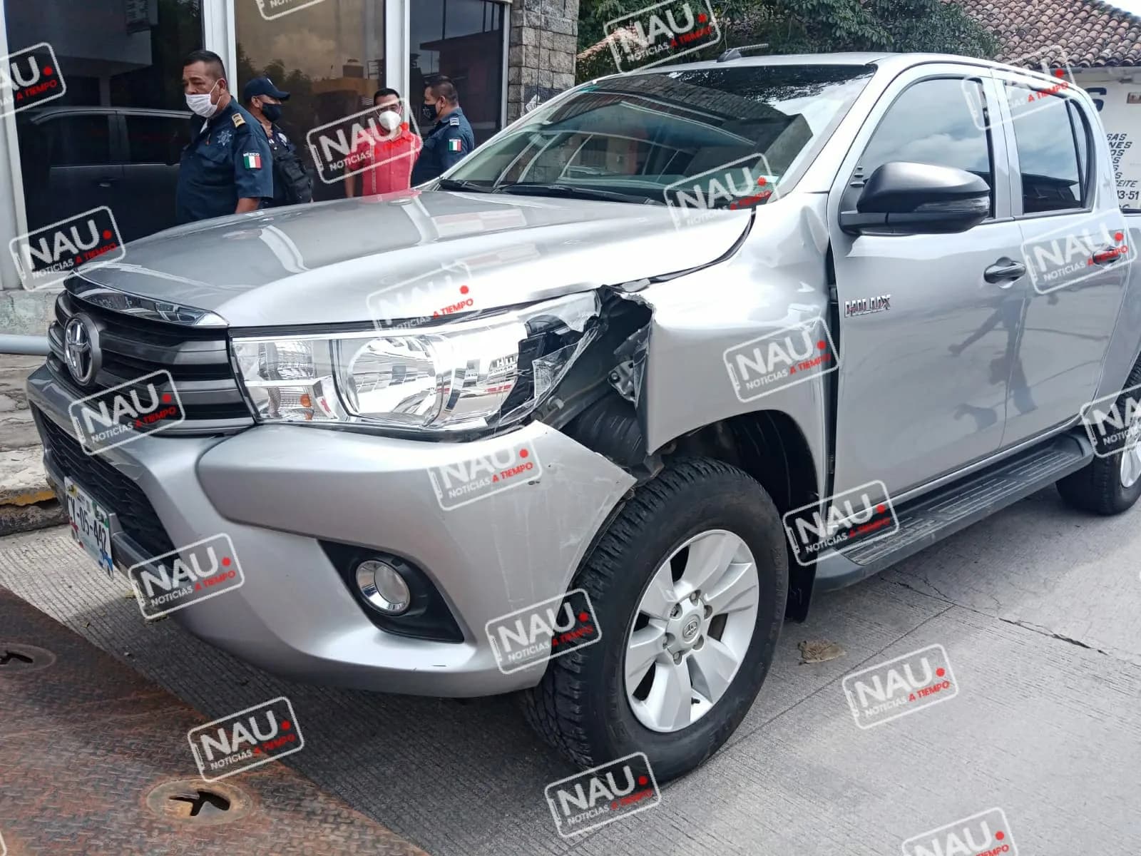 Menor mecánico choca camioneta contra banqueta y poste de alumbrado público.