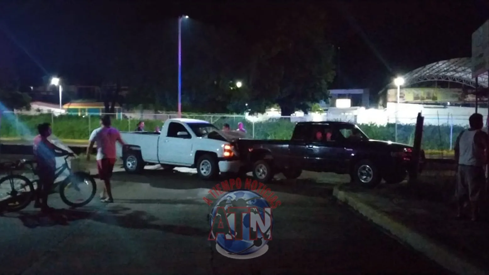 Policías federales golpean a una persona tras chocarle el carro en el Par vial