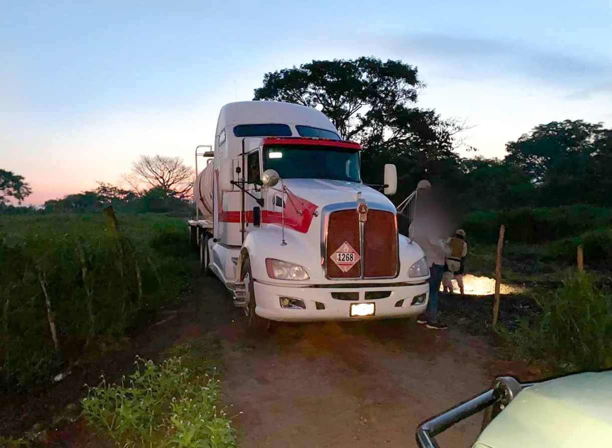 ASEGURA FGR 20 MIL LITROS DE HIDROCARBURO EN REFORMA, CHIAPAS
