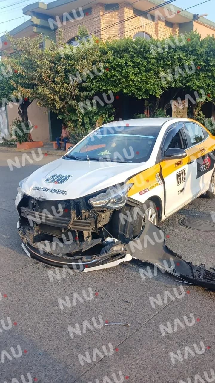 Niño resulta herido en choque entre combi y taxi