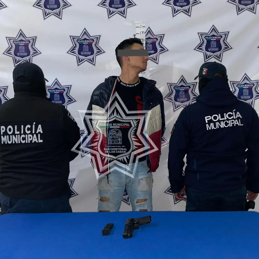 Detiene Policía Municipal a presunto militar tras riña y disparos en Zona Centro de San Cristóbal