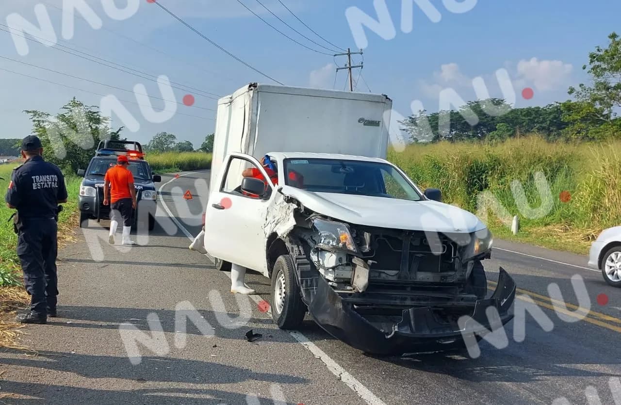 Tráiler ocasiona accidente al salirse par de llantas de la plaforma que jalaba