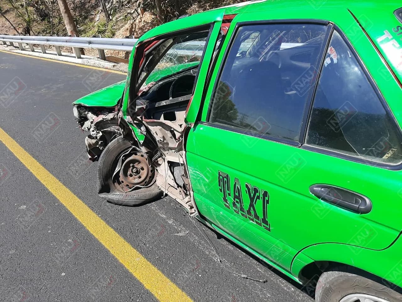 Tráiler embiste a taxi y deja dos mujeres lesionadas en la costera