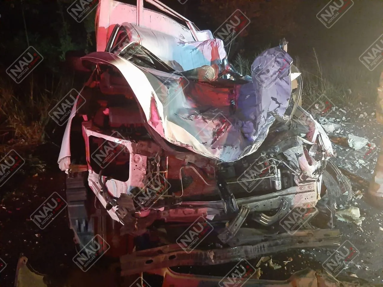Tráiler chocó contra dos vehículos y terminó volcado