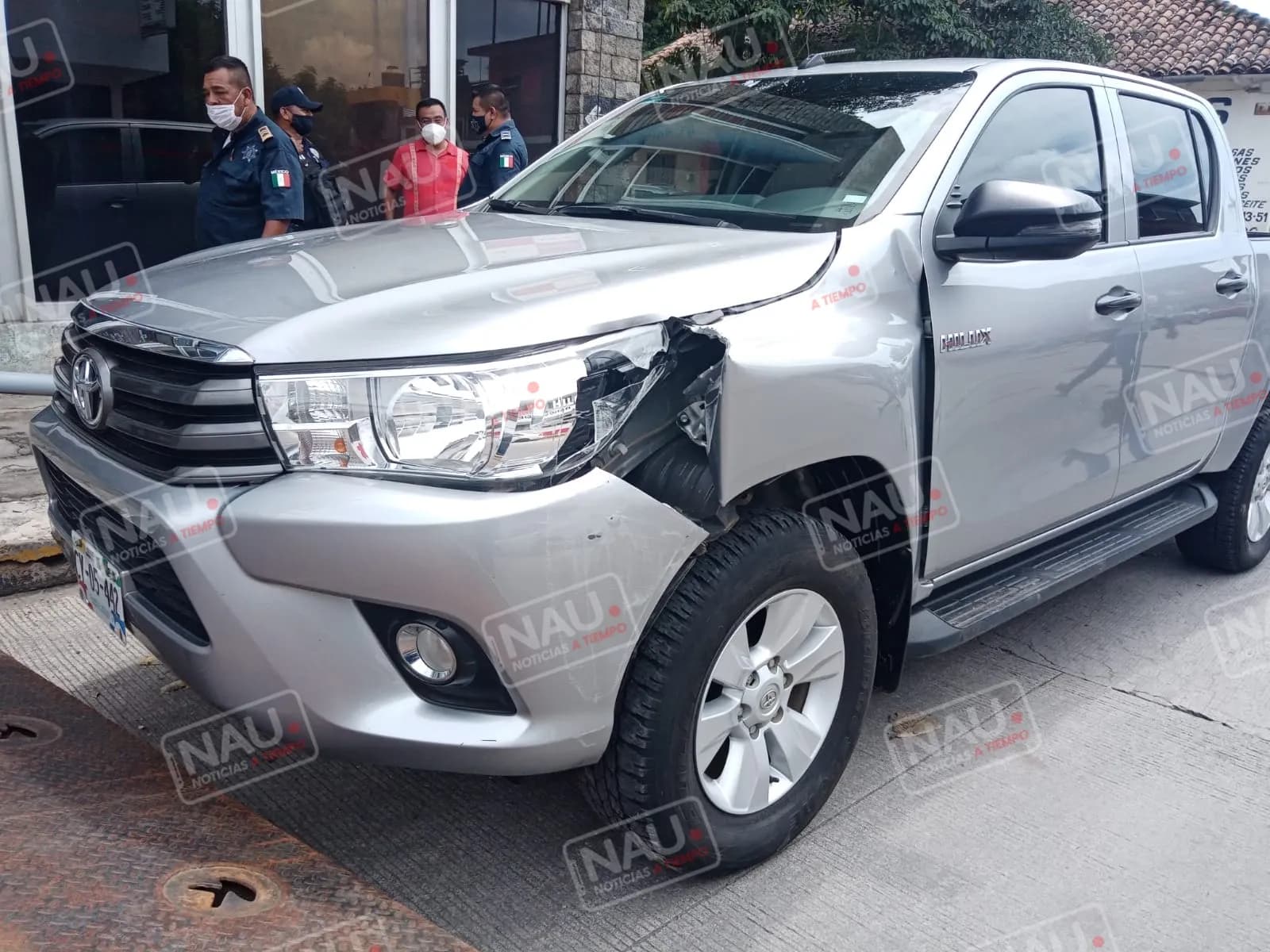 Menor mecánico choca camioneta contra banqueta y poste de alumbrado público
