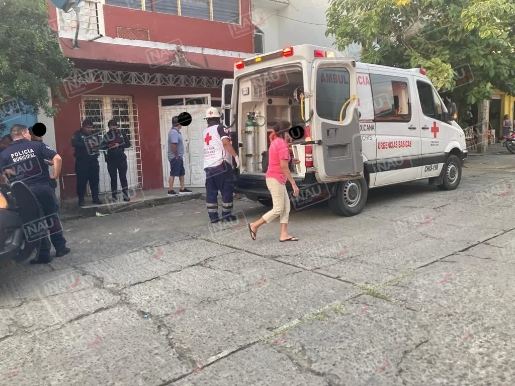 Mujer cae de una azotea por salvar a un menor