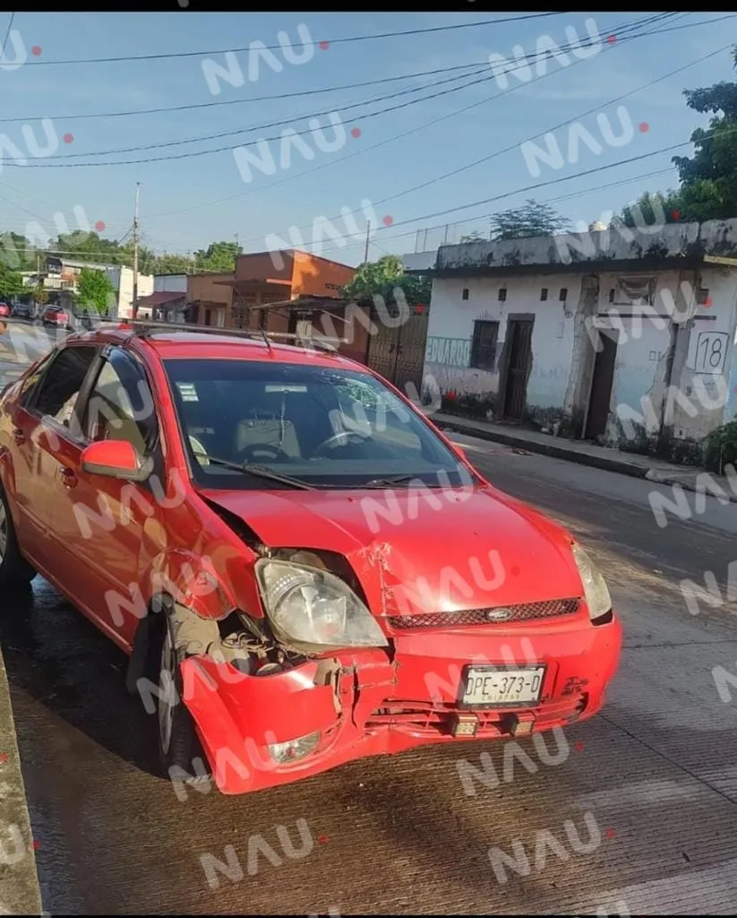 Abandonan vehículo chocado