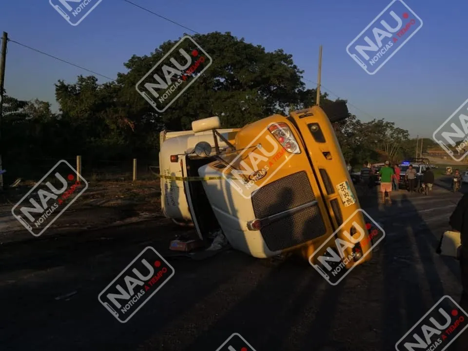 Vuelca tráiler cargado con 950 cajas de huevos