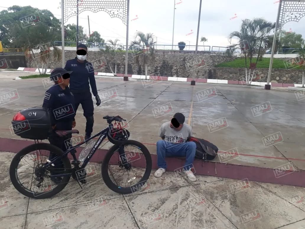 Salvadoreño fumaba marihuana en el parque Malecón