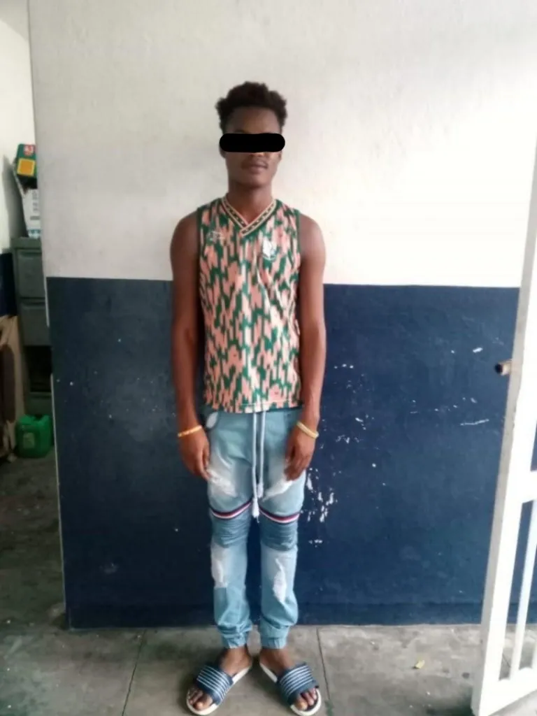 POR TIRAR BASURA EN LA VÍA PÚBLICA, FUERON DETENIDOS POR LA POLICÍA MUNICIPAL DE TAPACHULA