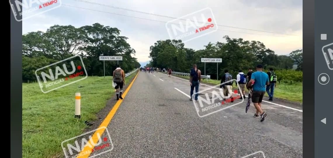 Luis Villagran obliga a migrantes a caminar en la caravana.